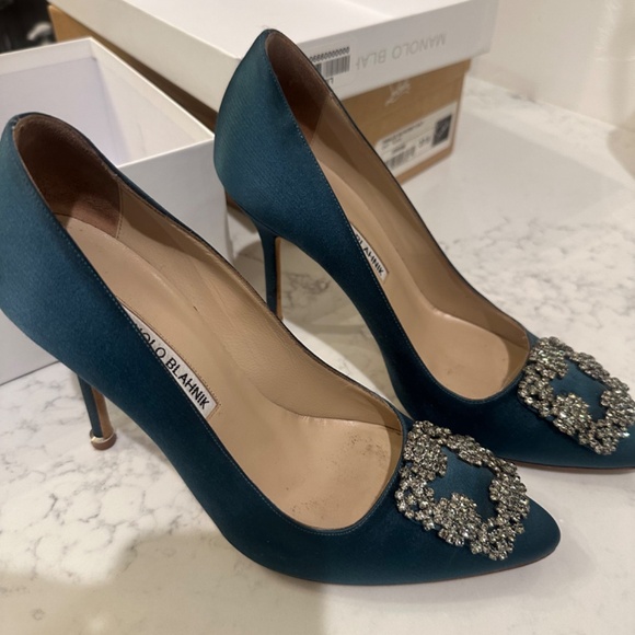 Manolo Blahnik Satin Hangisi - Picture 2 of 7
